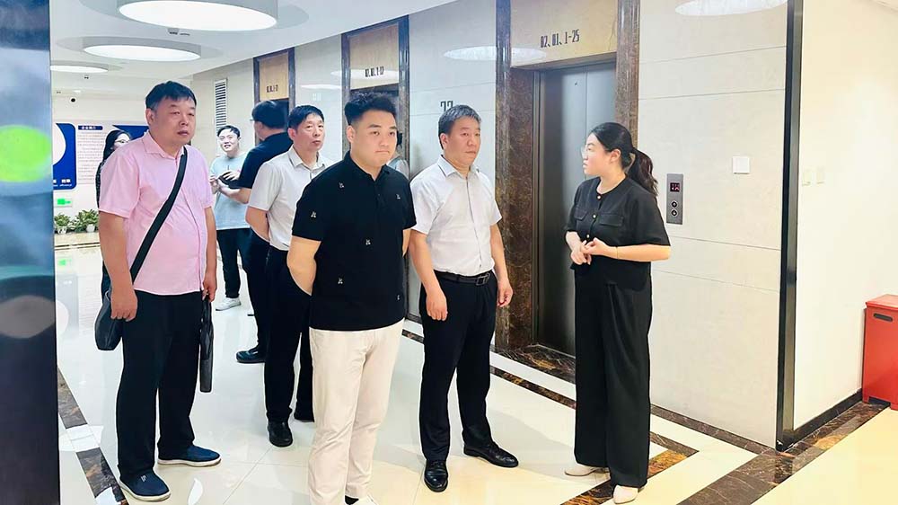 楊勝男向徐習軍一行介紹公司發(fā)展情況.jpg